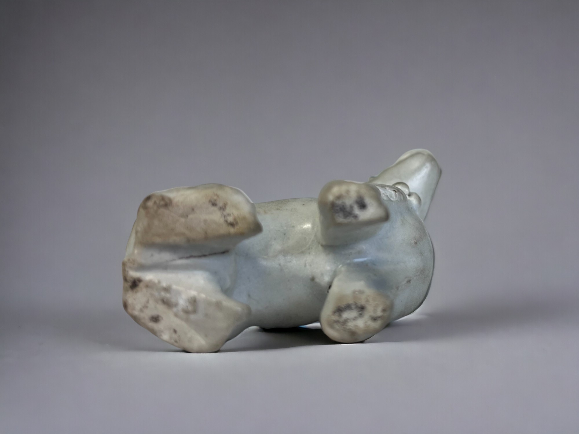 A PAIR OF CHINESE DEHUA PORCELAIN DOGS. Qing dynasty, Kangxi period (1662-1722) Modelled as seated - Image 5 of 5