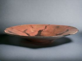 A LARGE GABRIELLE KOCH (B.1948) EARTHENWARE CENTREPIECE BOWL. BURNISHED & SMOKE FIRED. SIGNED TO