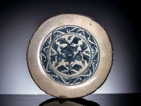 A CHINESE BLUE & WHITE PORCELAIN DISH. Hongzhi / Zhengde, Circa 1470-1520, Ming Dynasty. Crackle