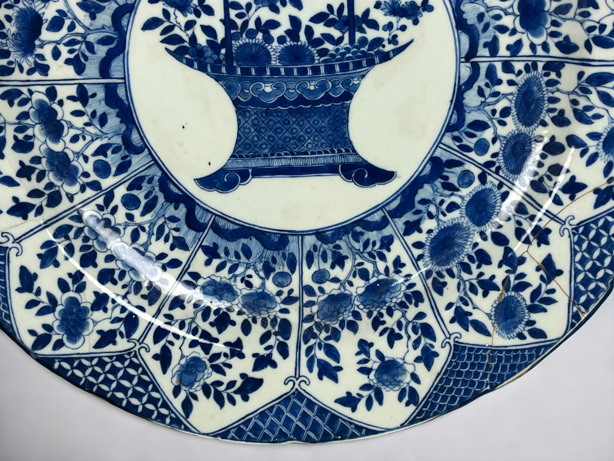 A large Chinese porcelain 'Flower basket' blue & white charger Qing dynasty, Kangxi period. - Image 4 of 5