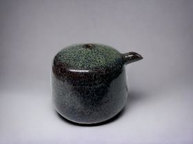 A JAPNESE GLAZED POTTERY SUITEKI WATER DROPPER. Koishiwara ware glaze. Impressed mark to base. 6 x