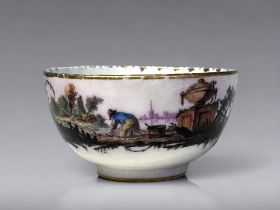 AN 18th CENTURY CONTINENTAL PORCELAIN TEABOWL. Hand painted in a Meissen style, depicting a