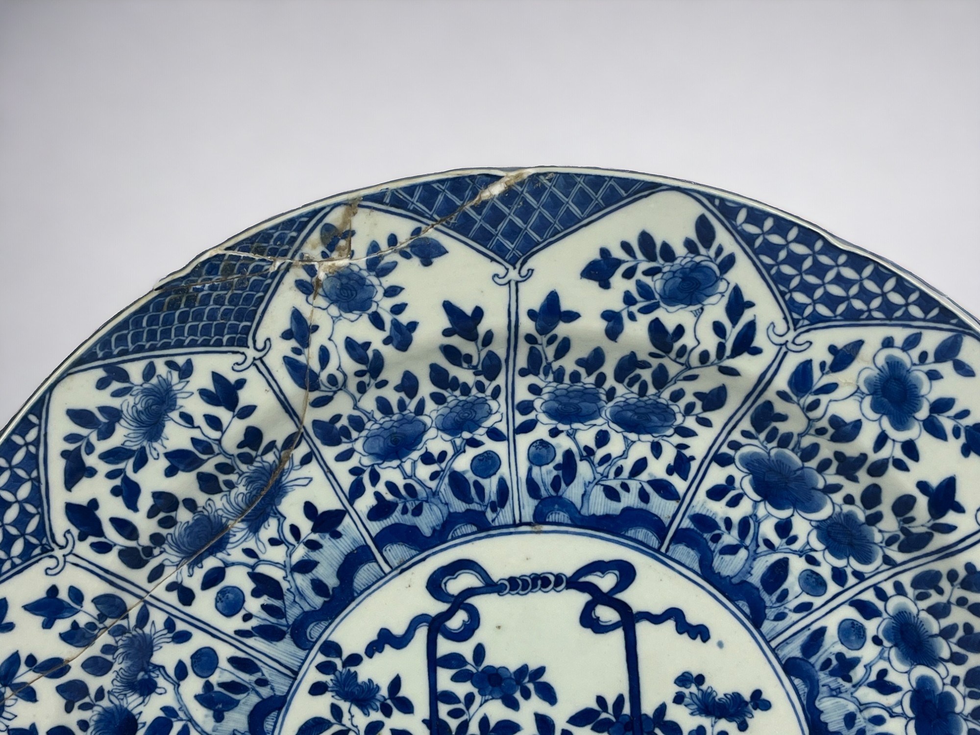 A large Chinese porcelain 'Flower basket' blue & white charger Qing dynasty, Kangxi period. - Image 3 of 5