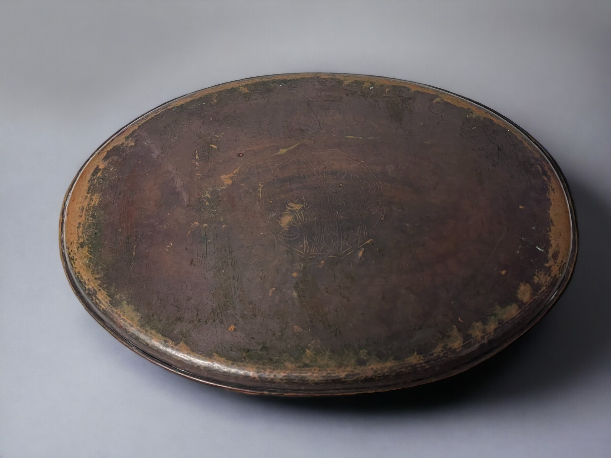 HUGH WALLIS, (1871-19430) ARTS & CRAFTS COPPER TRAY. Oval shape with rope design border. The central - Image 5 of 5