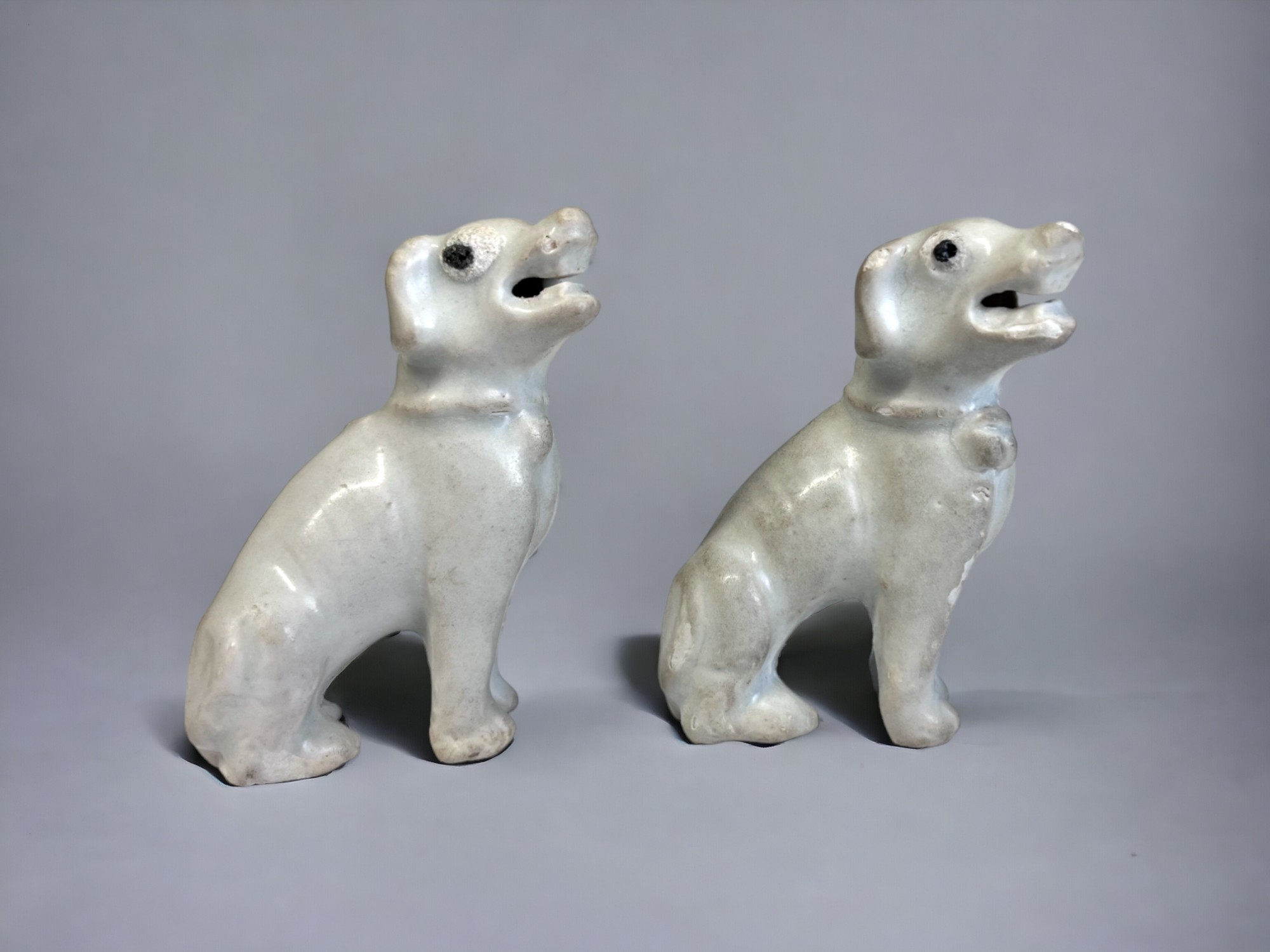 A PAIR OF CHINESE DEHUA PORCELAIN DOGS. Qing dynasty, Kangxi period (1662-1722) Modelled as seated