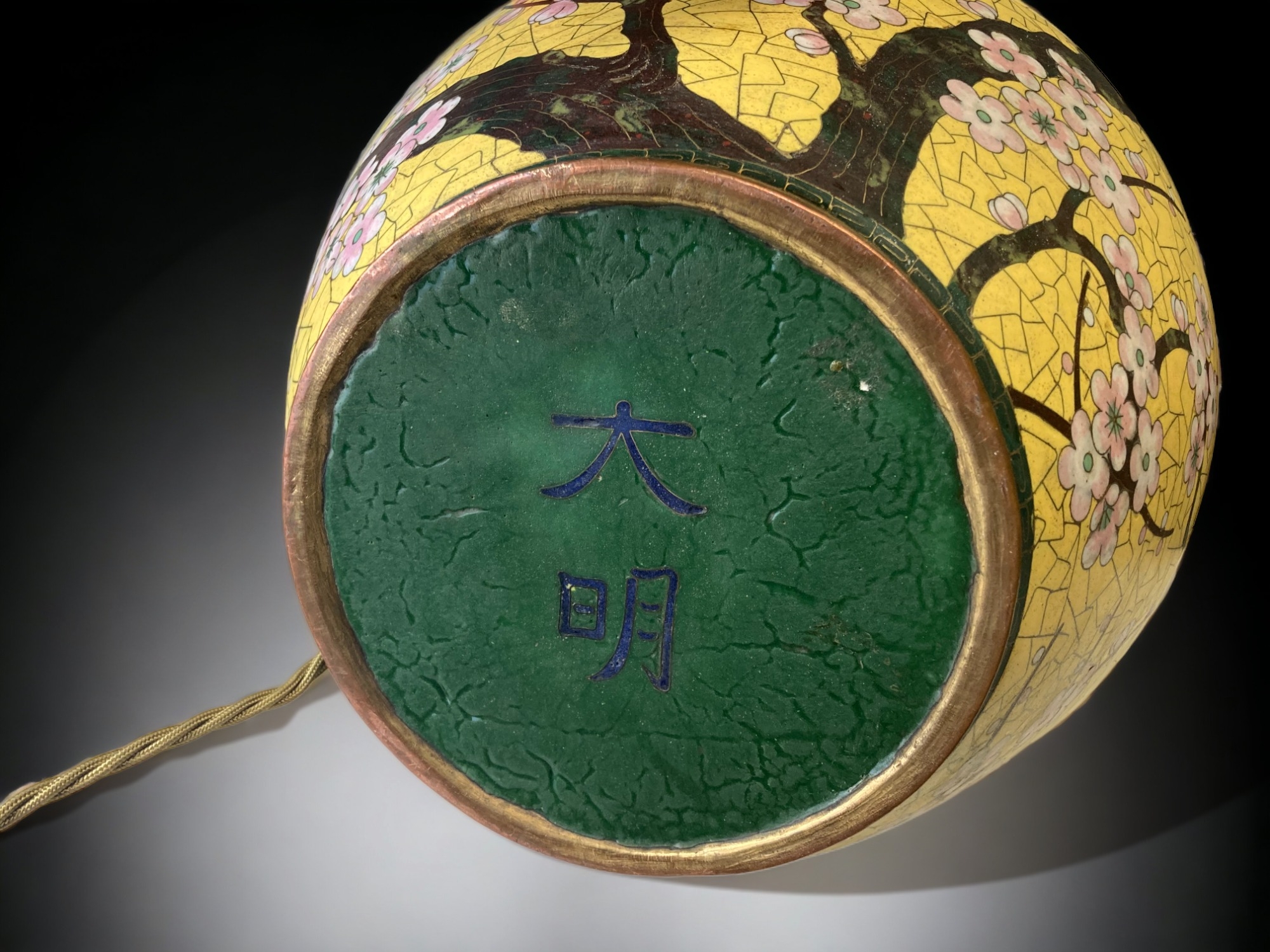 A LARGE CHINESE CLOISONNE JAR & COVER, CONVERTED TO TABLE LAMP. LATE QING DYNASTY. IMPERIAL YELLOW - Image 7 of 7