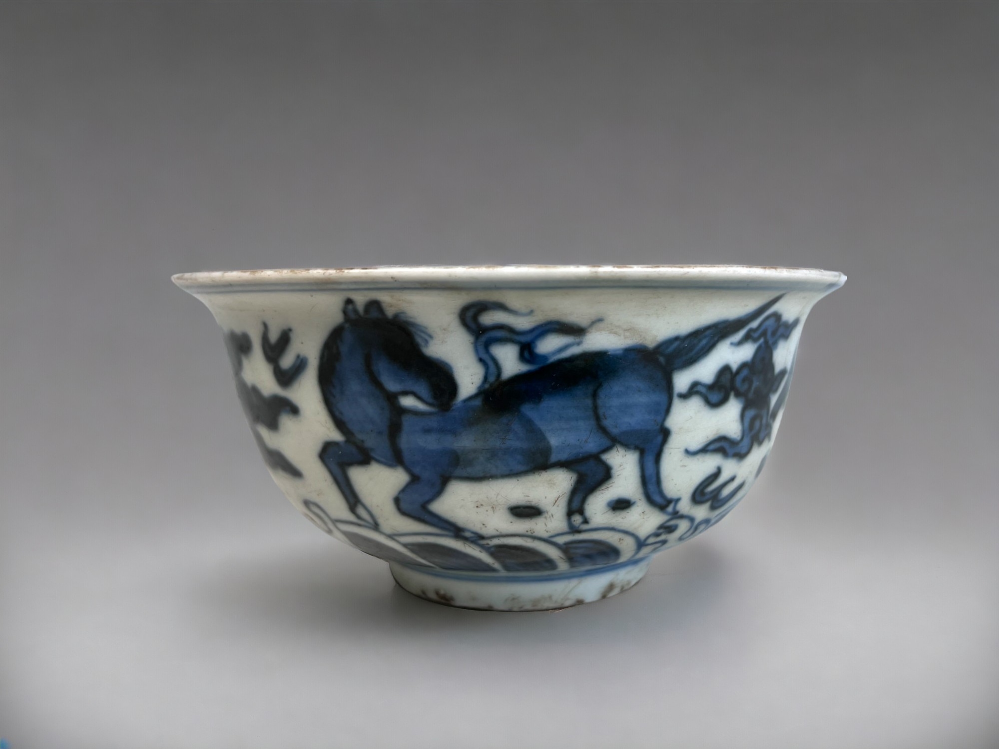 A CHINESE BLUE & WHITE PORCELAIN BOWL. Painted in the Kangxi style, depicting mythical Horse, - Image 2 of 5