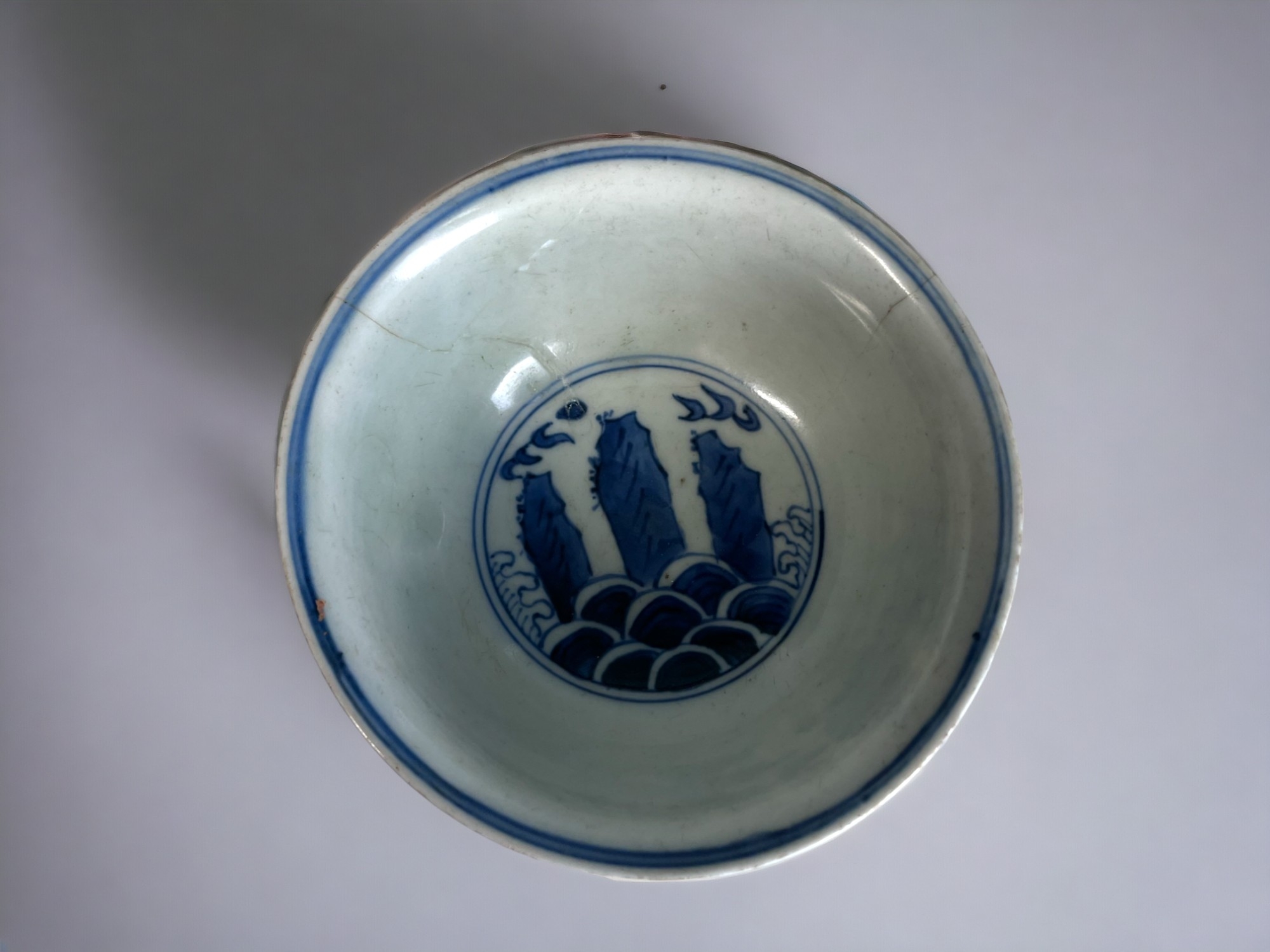 A CHINESE BLUE & WHITE PORCELAIN BOWL. Painted in the Kangxi style, depicting mythical Horse, - Image 4 of 5