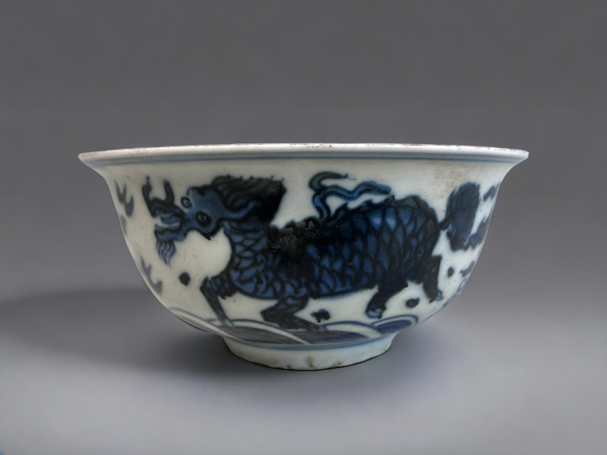 A CHINESE BLUE & WHITE PORCELAIN BOWL. Painted in the Kangxi style, depicting mythical Horse, - Image 3 of 5