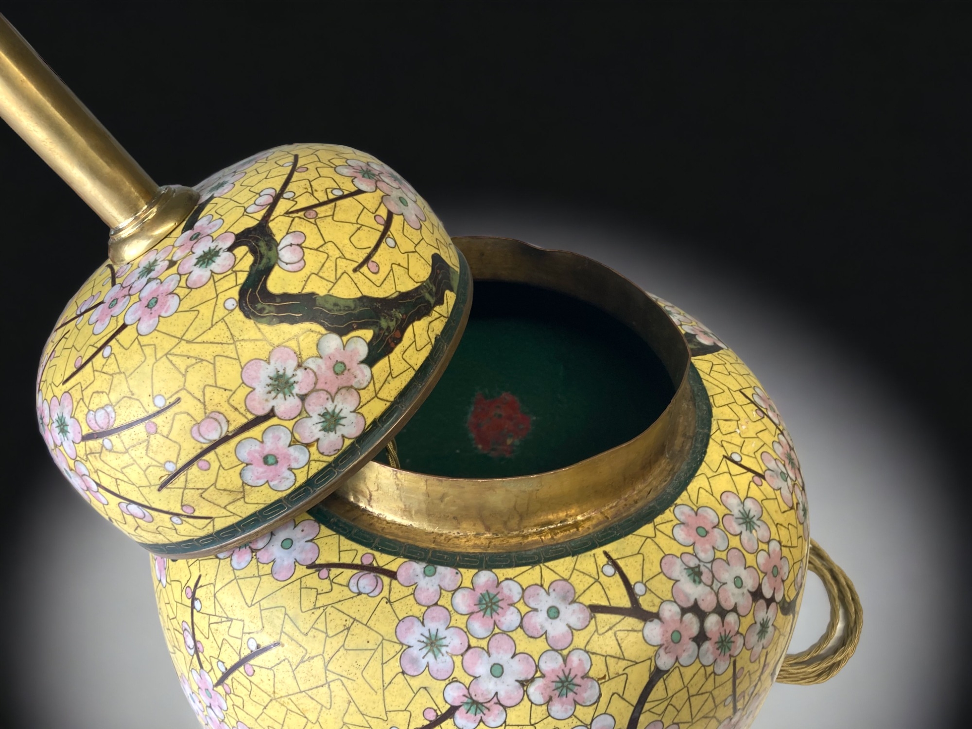 A LARGE CHINESE CLOISONNE JAR & COVER, CONVERTED TO TABLE LAMP. LATE QING DYNASTY. IMPERIAL YELLOW - Image 6 of 7