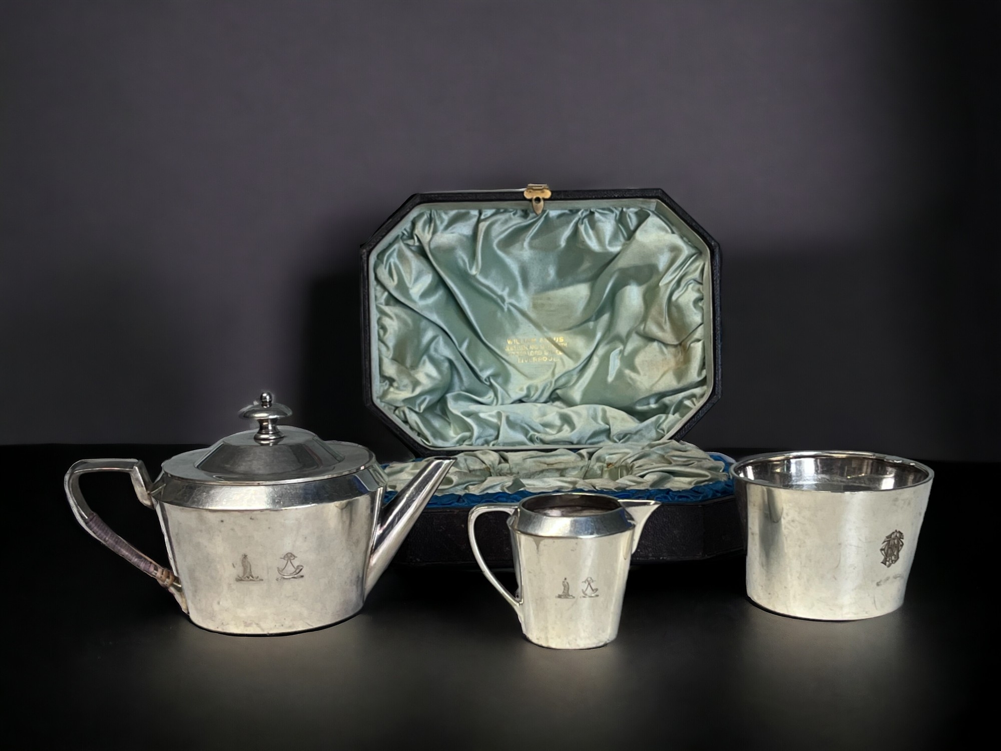 A VICTORIAN BOXED SILVER PLATE TRAVEL / PICNIC TEA SET. By Richard Hodd & Son. The design is very - Image 2 of 6