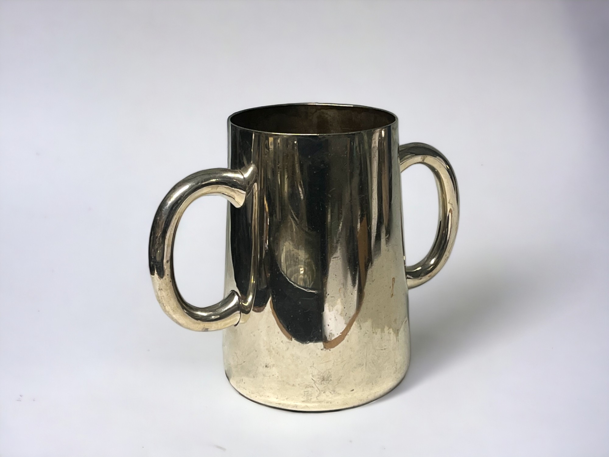 A VICTORIAN ELKINGTON & CO TWIN HANDLE PRESENTATION CUP / TANKARD. Retailed by Spiers & son. Pattern - Image 2 of 3