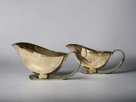 A PAIR OF UNUSUAL MODERNIST DESIGN SILVER PLATE SAUCE BOATS. Marked 'Dutchess plate'. Rd831101.