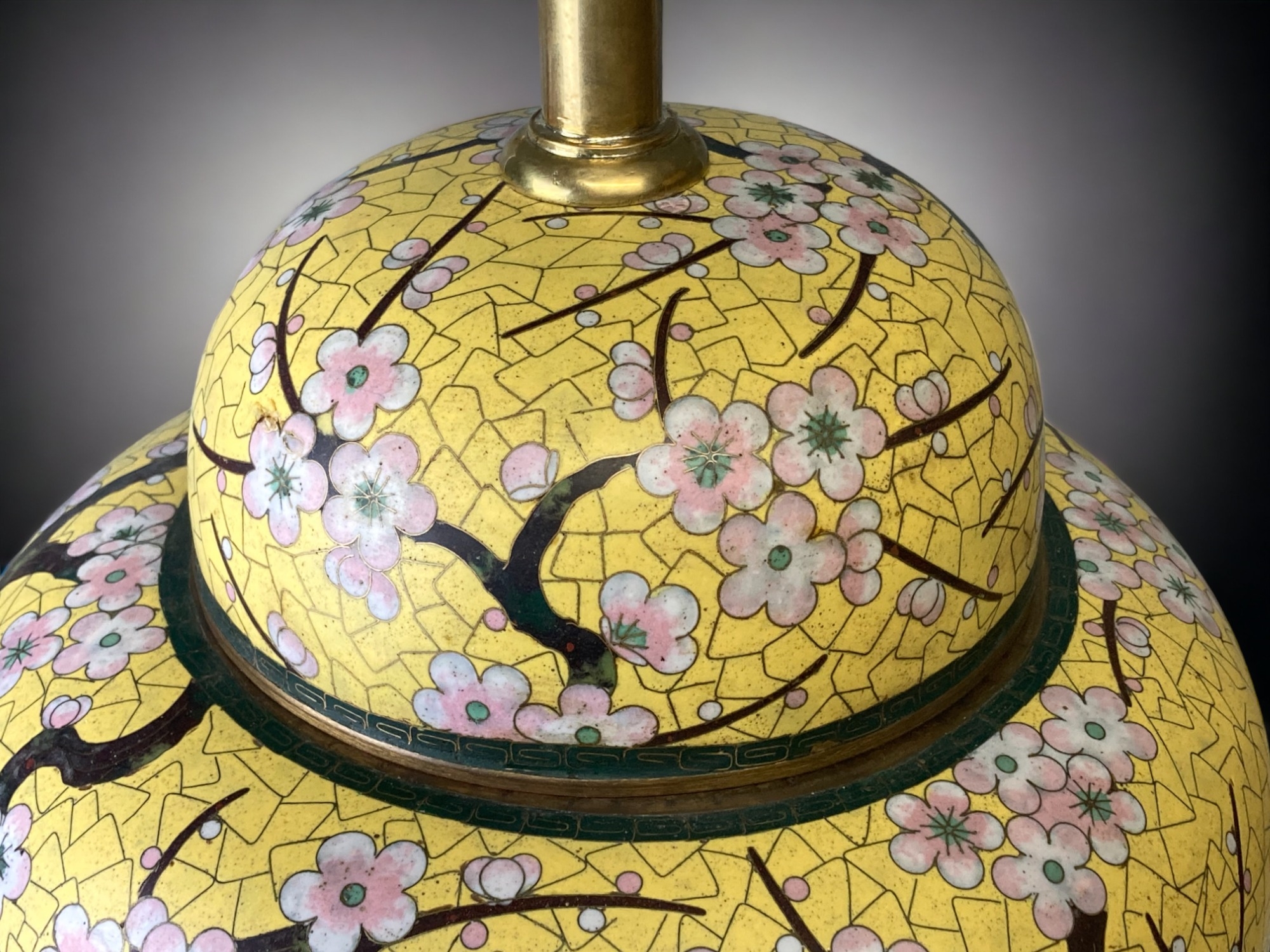 A LARGE CHINESE CLOISONNE JAR & COVER, CONVERTED TO TABLE LAMP. LATE QING DYNASTY. IMPERIAL YELLOW - Image 4 of 7