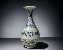 A Chinese blue & white porcelain Yuhuchunping vase