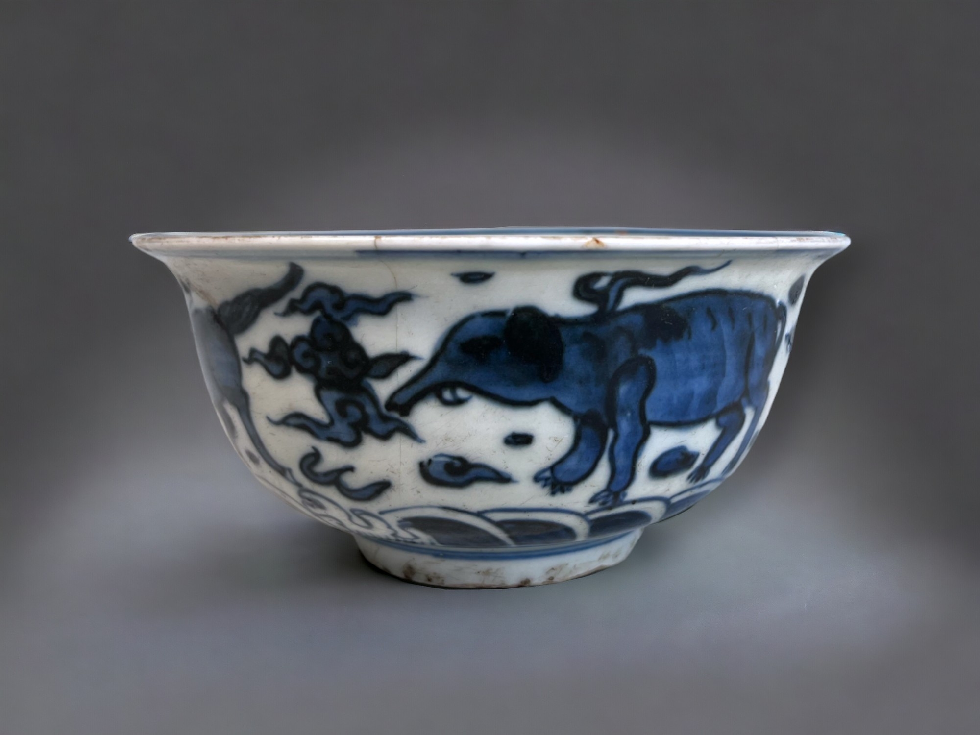 A CHINESE BLUE & WHITE PORCELAIN BOWL. Painted in the Kangxi style, depicting mythical Horse,