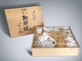 A boxed set of Japanese porcelain 'Kakiemon' cups & saucers. Fukagawa-Seiji porcelain. Painted '