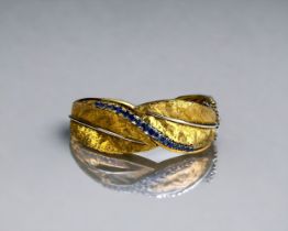 A FINE QUALITY 18 CARAT GOLD & SAPHIRE BRACELET. By Christopher Milton Stevens, Bespoke Jewellery of