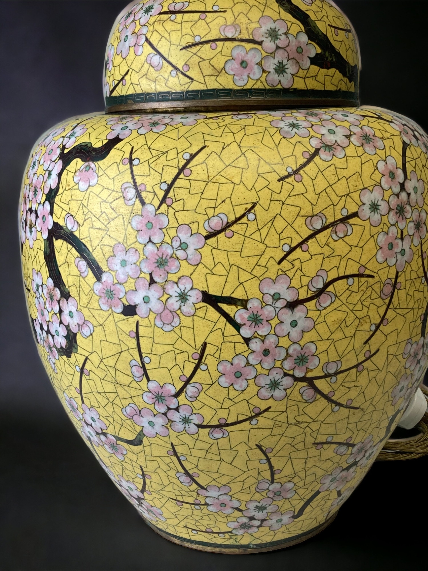 A LARGE CHINESE CLOISONNE JAR & COVER, CONVERTED TO TABLE LAMP. LATE QING DYNASTY. IMPERIAL YELLOW - Image 5 of 7