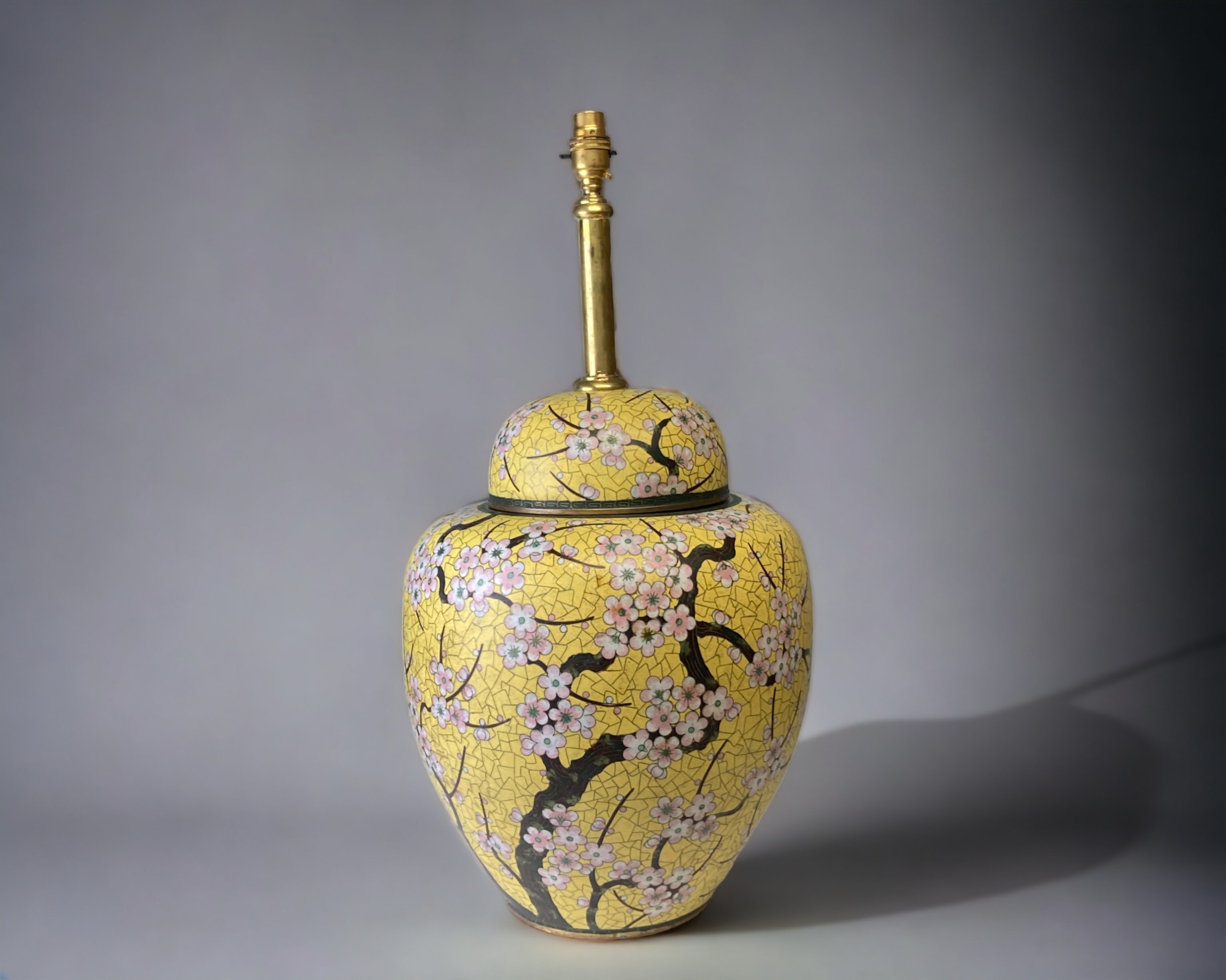 A LARGE CHINESE CLOISONNE JAR & COVER, CONVERTED TO TABLE LAMP. LATE QING DYNASTY. IMPERIAL YELLOW - Image 2 of 7