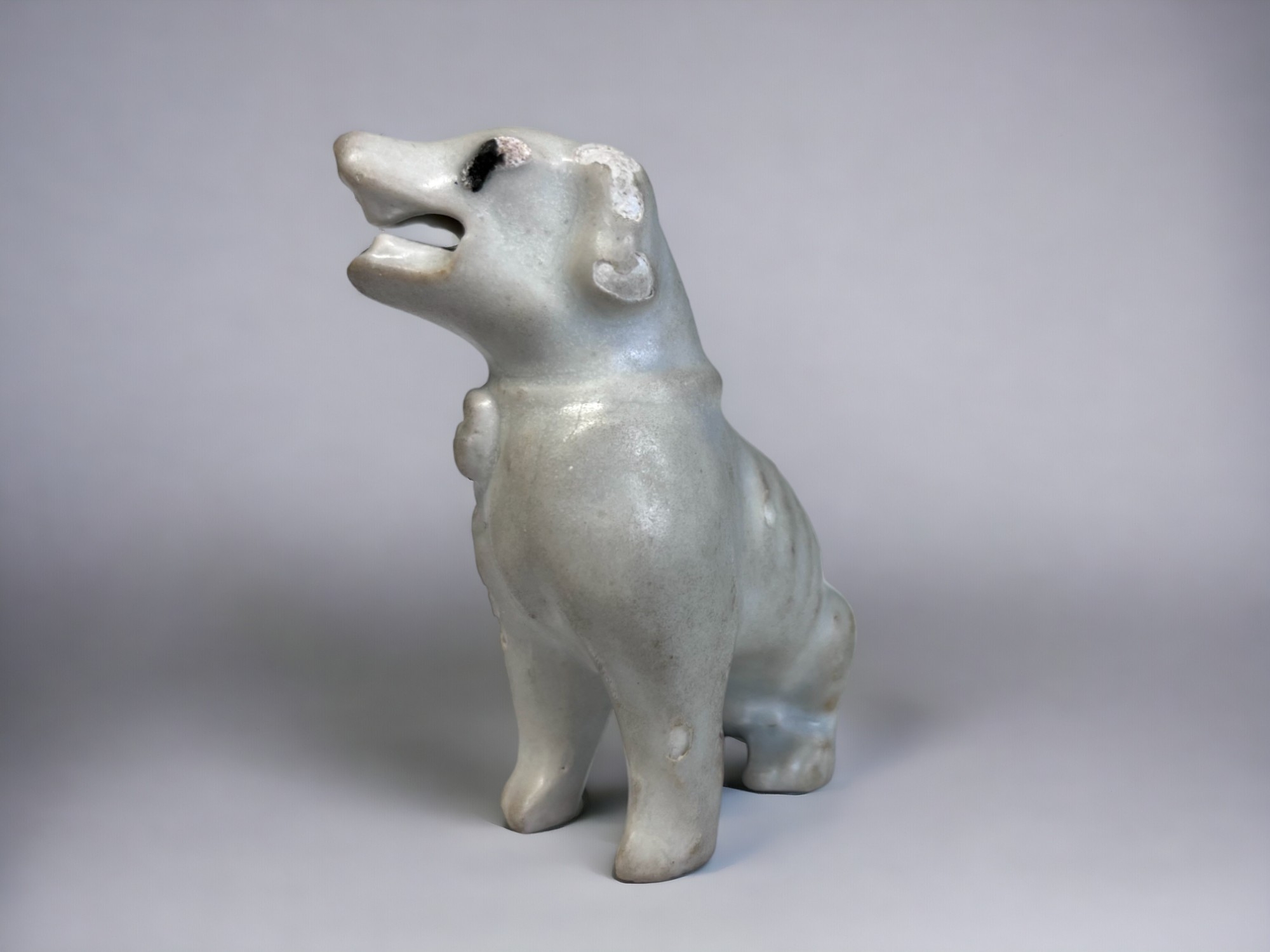 A PAIR OF CHINESE DEHUA PORCELAIN DOGS. Qing dynasty, Kangxi period (1662-1722) Modelled as seated - Image 3 of 5