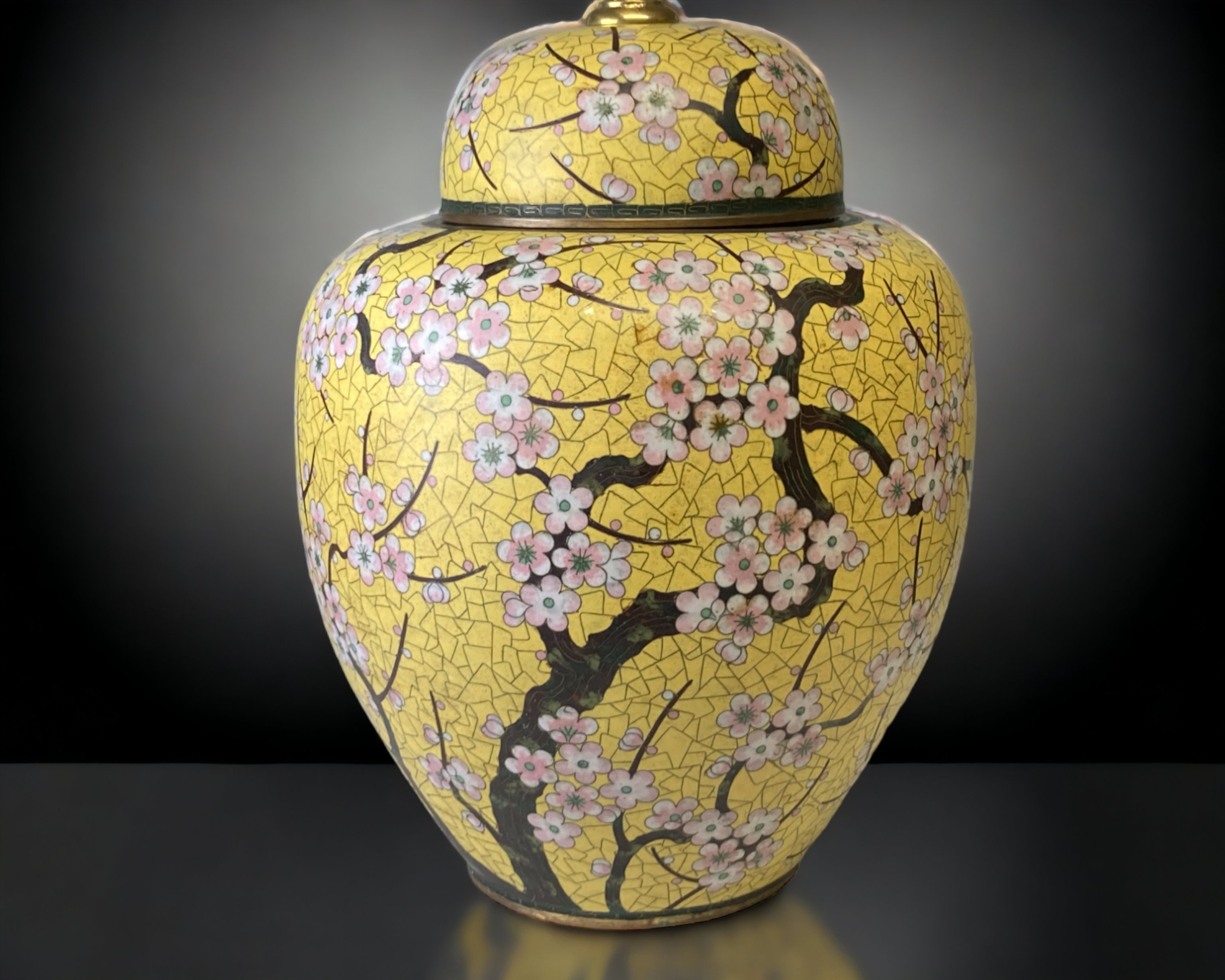 A LARGE CHINESE CLOISONNE JAR & COVER, CONVERTED TO TABLE LAMP. LATE QING DYNASTY. IMPERIAL YELLOW - Image 3 of 7
