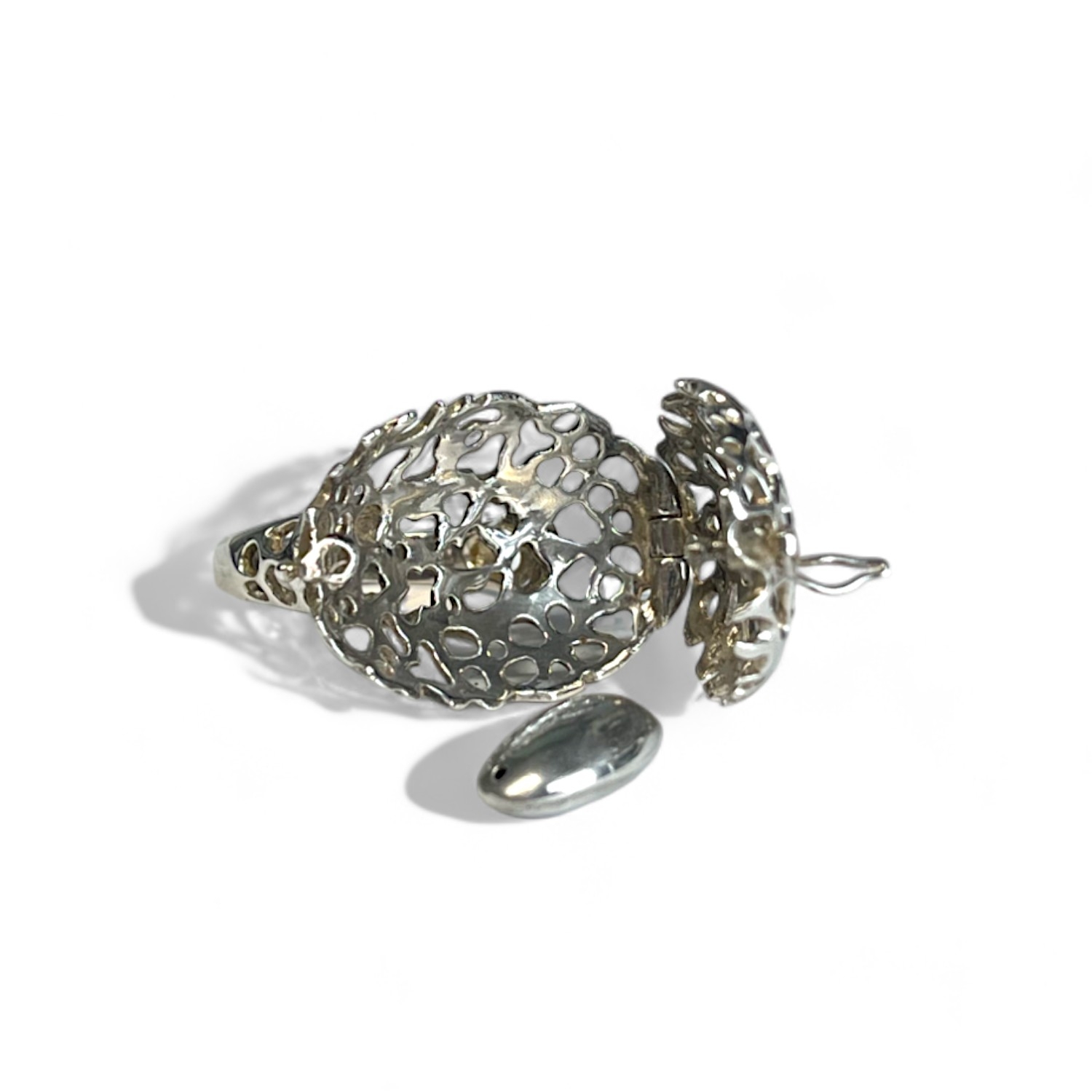 A large Rachel galley sterling silver pebble charmed ring. Large pierced setting, with hinged top co - Image 3 of 3