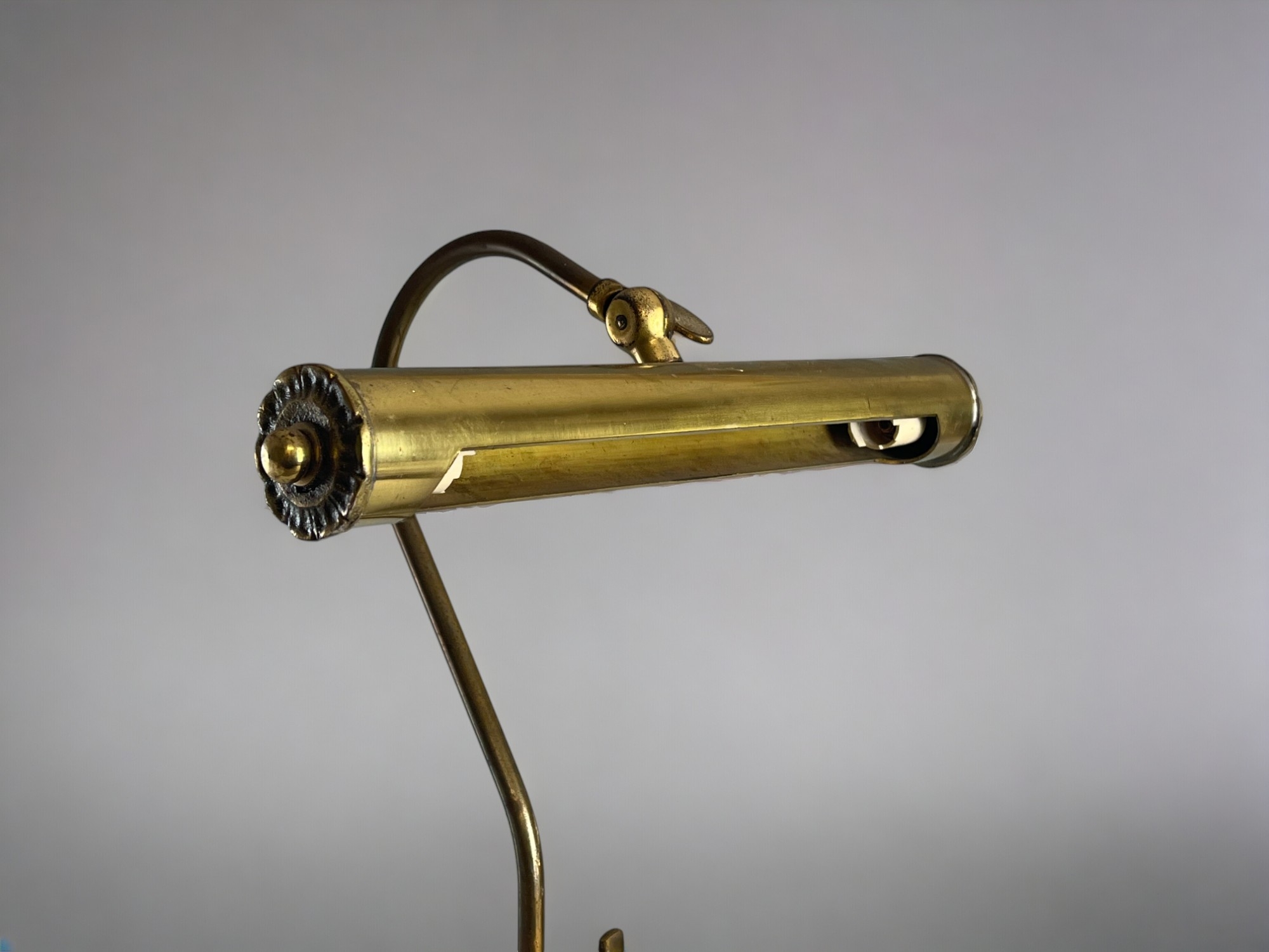 A vintage brass bankers desk lamp.  Original wiring, so will need re-doing.  - Image 3 of 3