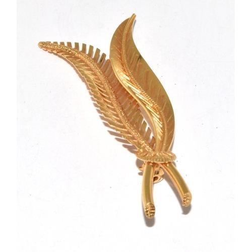 18ct gold NZ design leaf brooch 6g 6cm 