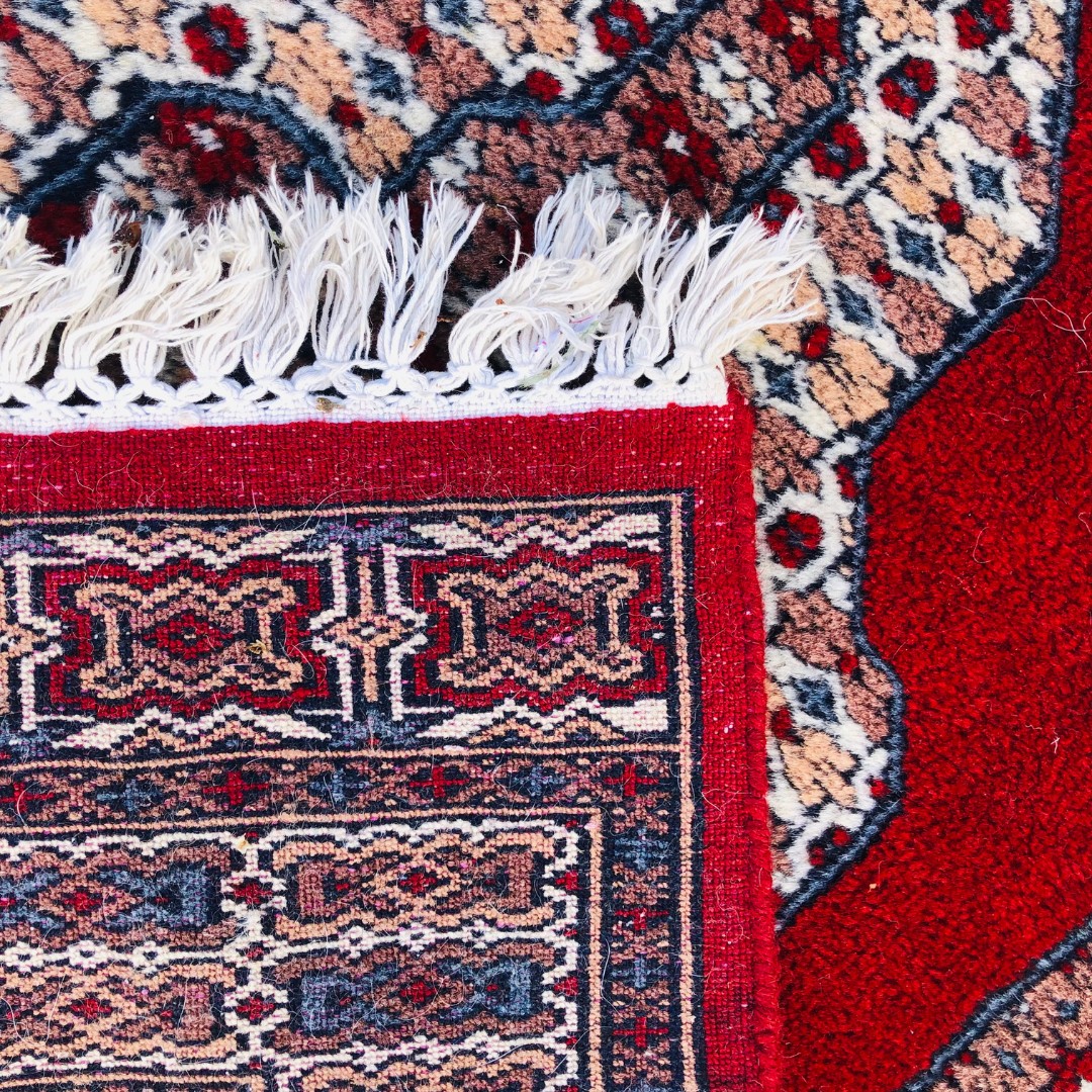 Middle Eastern Persian Style Red Ground Rug. 90cm x 160cm  - Image 2 of 2
