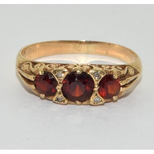 9ct gold ladies Vintage garnet dress ring with scroll decoration size O  - Image 5 of 5