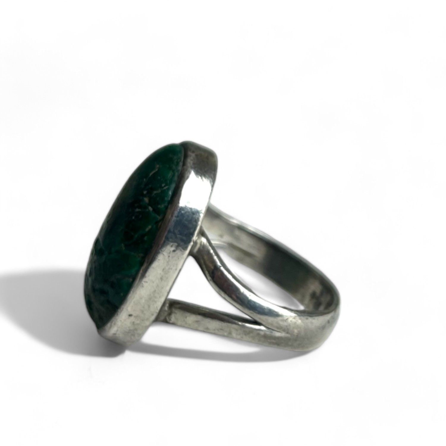 A sterling silver & unpolished cabochon stone ring. Possibly Maw sit sit?  - Image 3 of 3