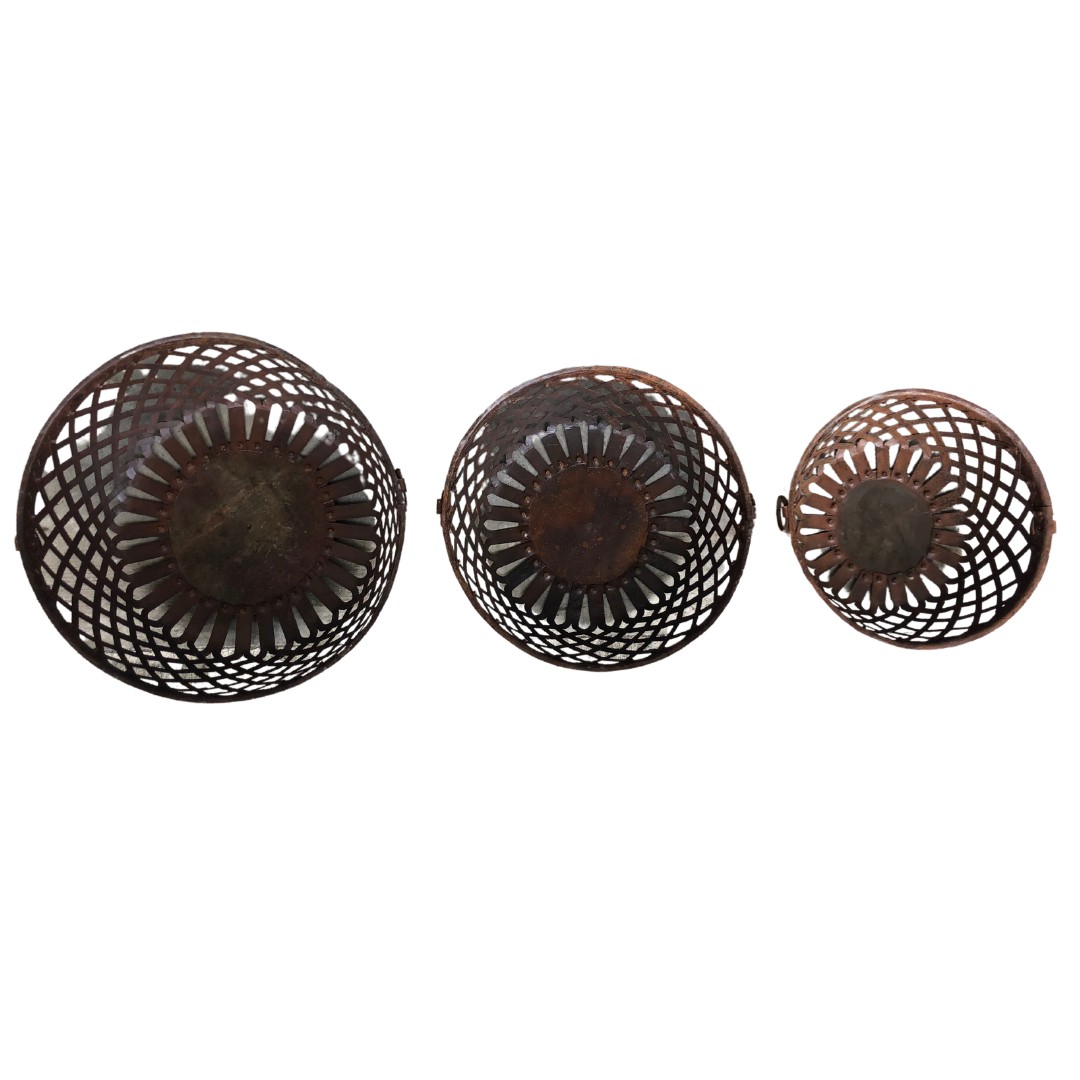 3 x Rustic Metal Latticed Garden Bowls ref 74  - Image 4 of 4