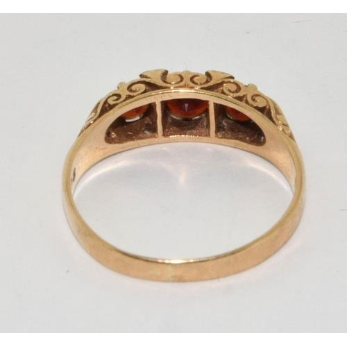 9ct gold ladies Vintage garnet dress ring with scroll decoration size O  - Image 3 of 5