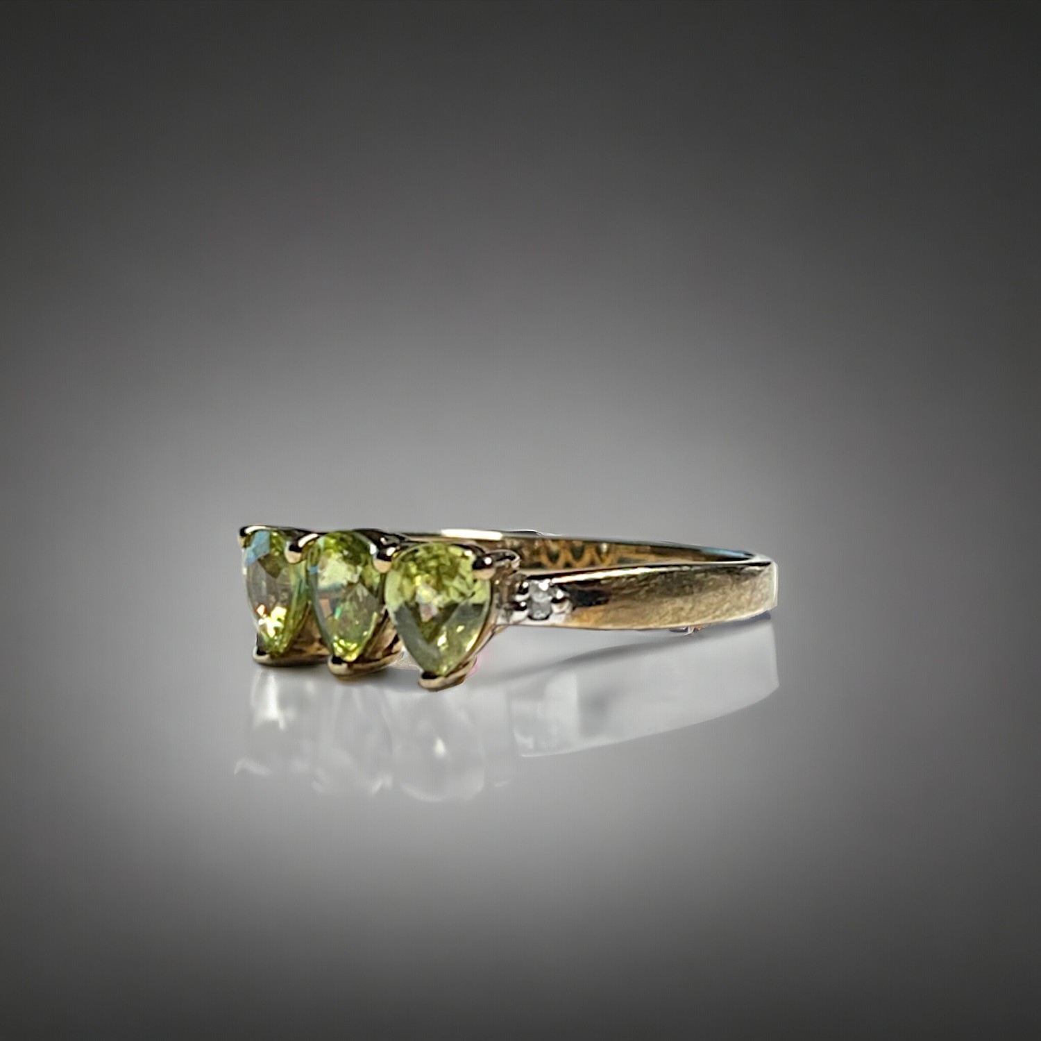 A 9ct Gold and peridot ladies ring. Set with three pear shaped Peridot's and small accent diamonds t - Image 2 of 2