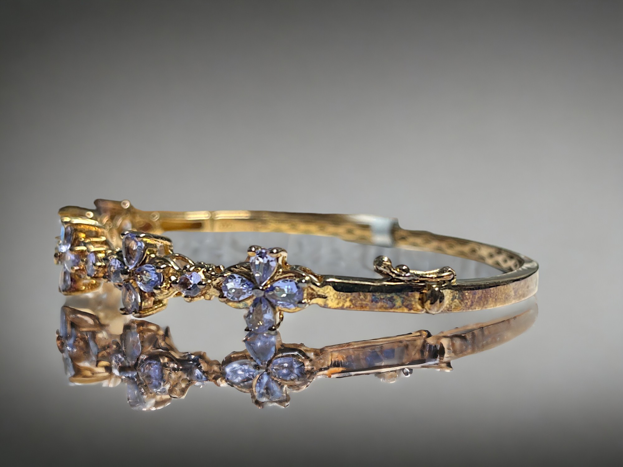 A Tanzanite & 18ct gold plate in silver ladies bracelet. Set with total 2.81cts round & pear cut Tan - Image 2 of 4