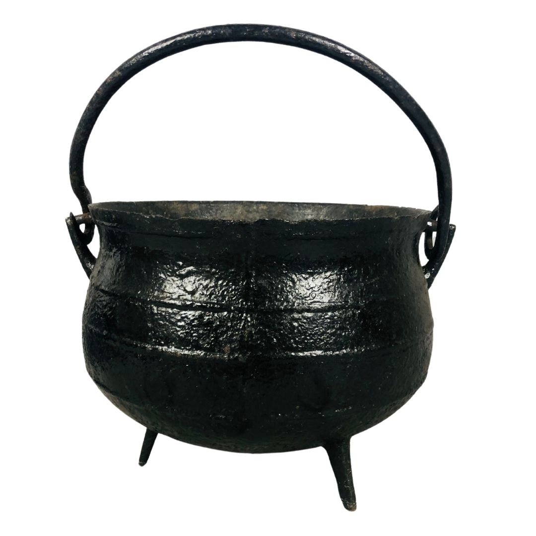 Antique Cast Iron Gypsy cooking pot having tripod feet 24cm diameter 19cms tall  - Image 4 of 4