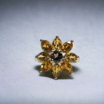 A ladies 9ct Gold flower ring. Set with Citrine? & Smokey Quartz. Hallmarked.  Size - M