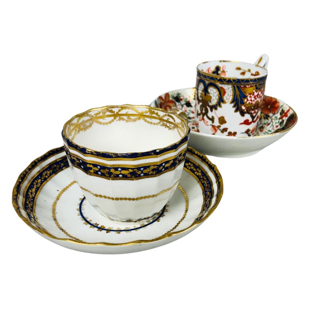 Pair of Georgian 1790-1820 Crown Derby Tea Cups with Matching Saucers. One, in the Imari palette (cu - Image 3 of 3