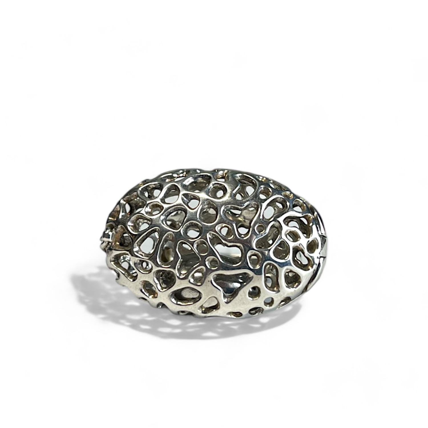 A large Rachel galley sterling silver pebble charmed ring. Large pierced setting, with hinged top co - Image 2 of 3