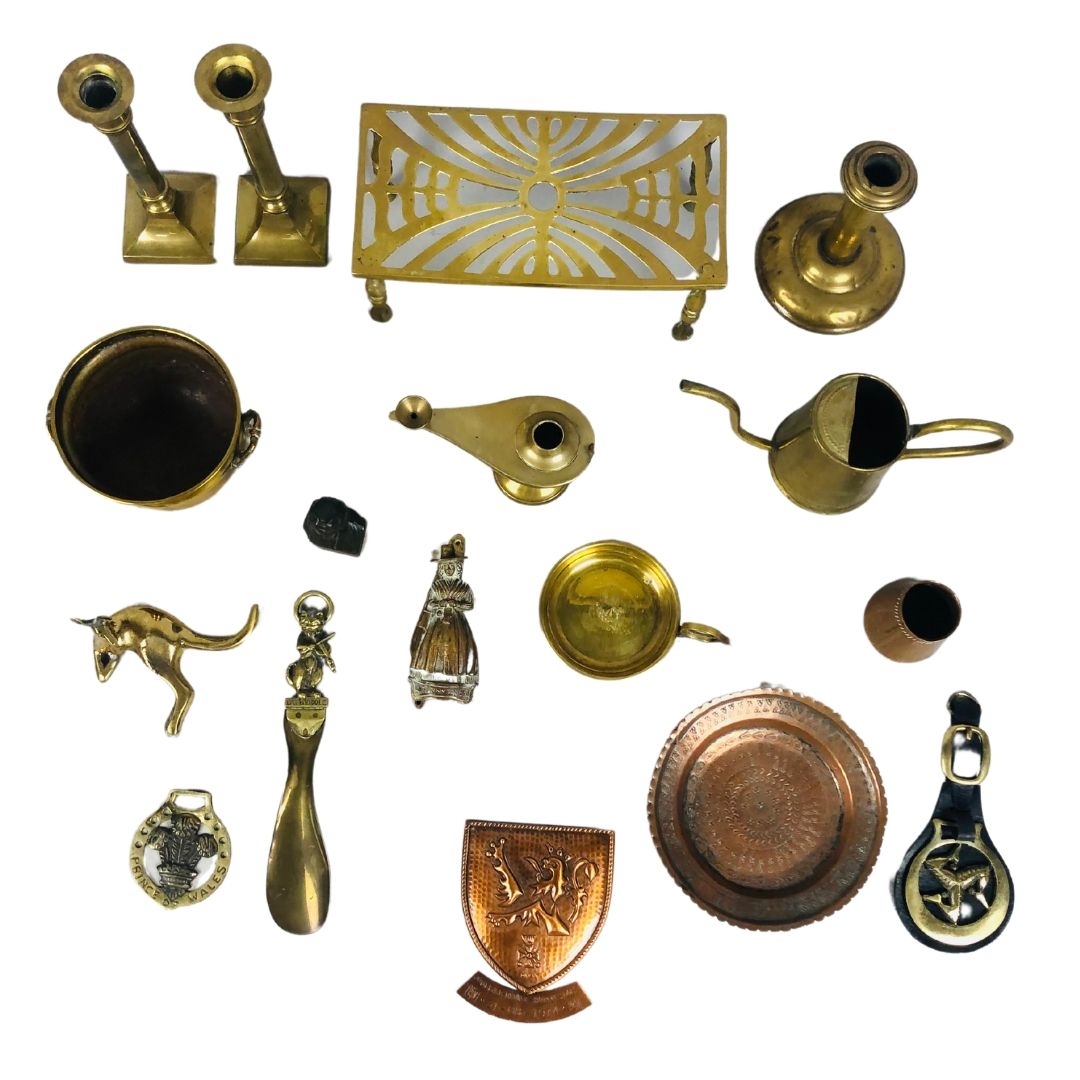 Collection of brass and copper items to include horse brasses, candlesticks and watering can  - Bild 2 aus 3