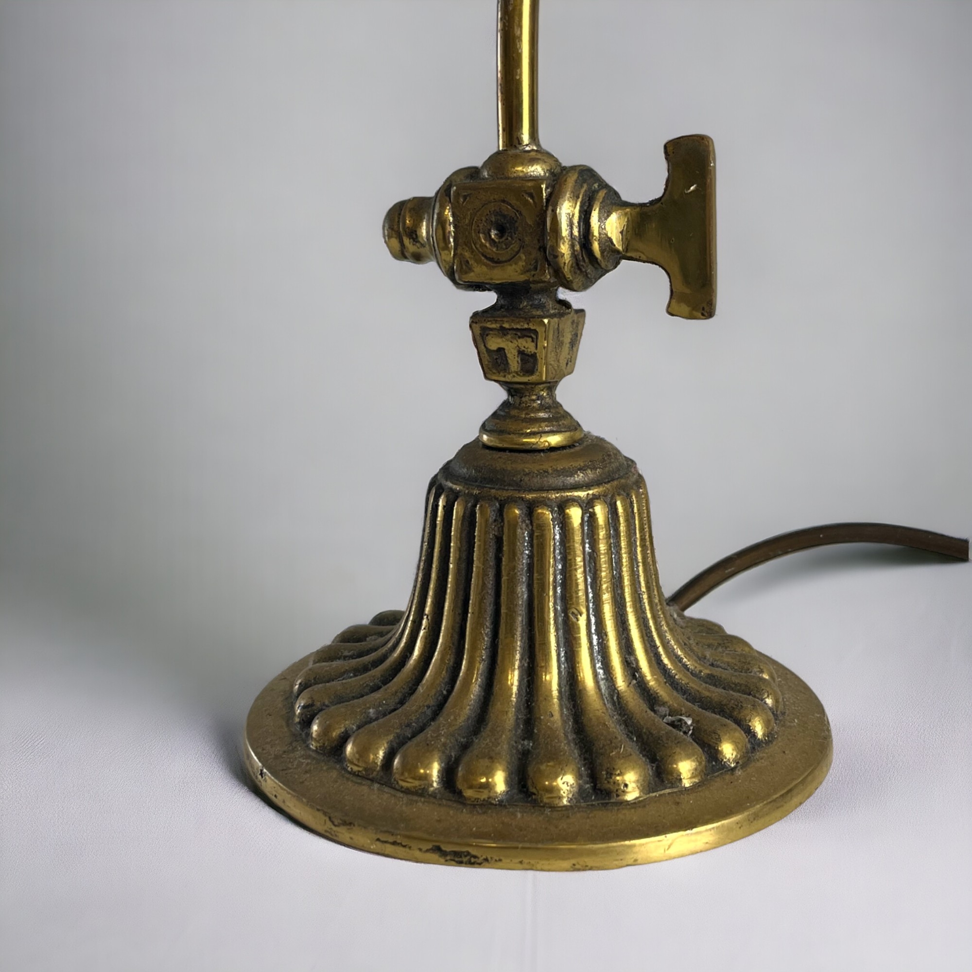 A vintage brass bankers desk lamp.  Original wiring, so will need re-doing.  - Image 2 of 3