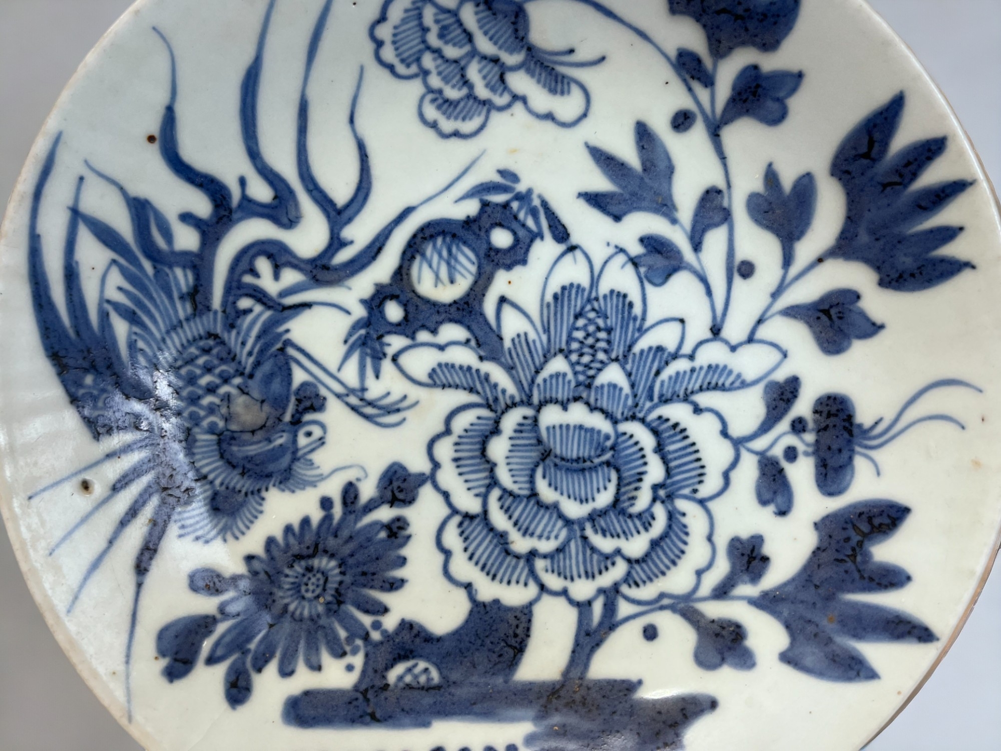 A CHINESE PORCELAIN BLUE & WHITE DISH. Qing dynasty. Painted with a Phoenix and large blossoming Peo - Image 3 of 4