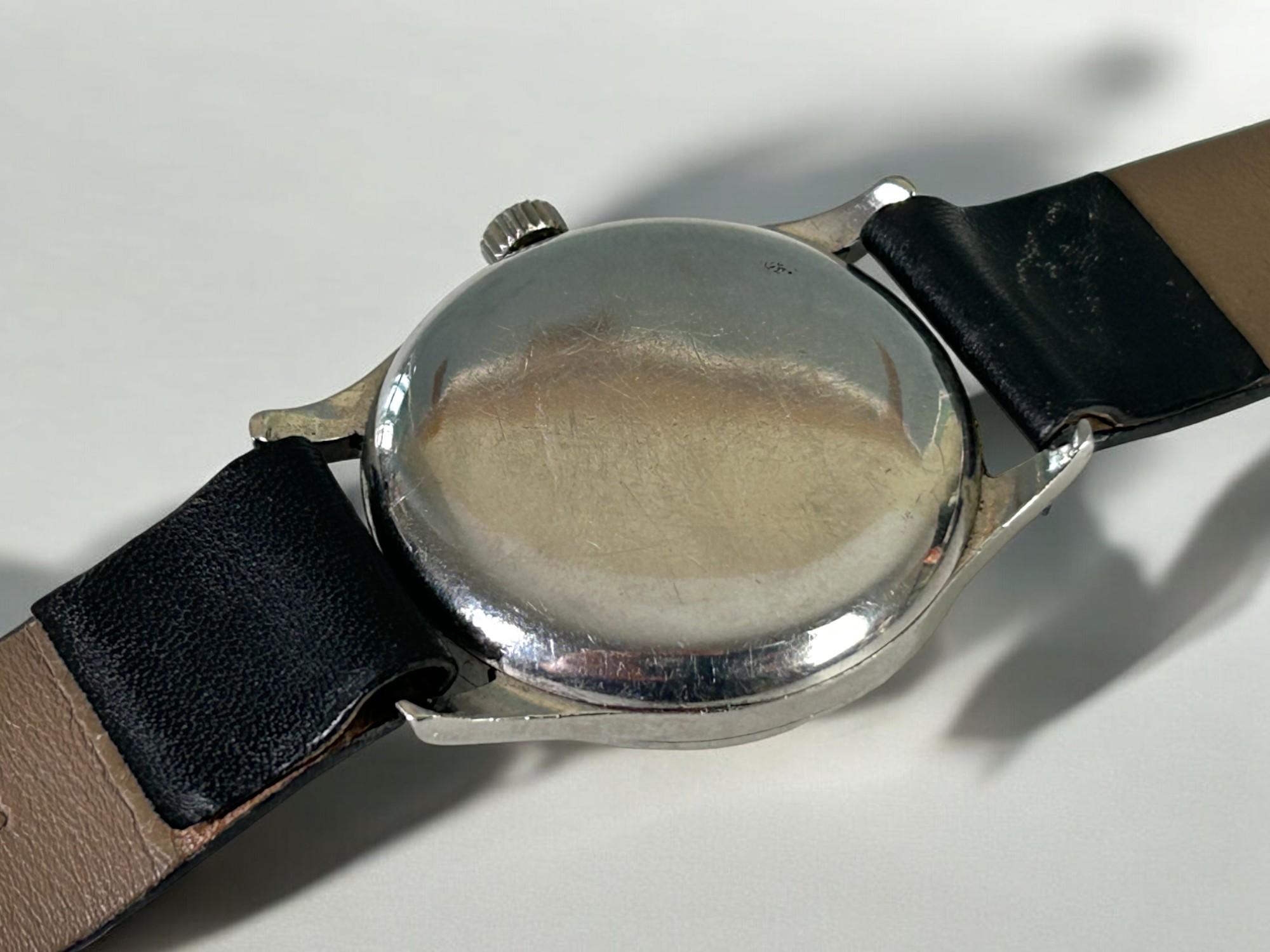 A 1940's Longines military issue wristwatch. With Broad arrow stamp to dial. Movement no. 6901077, 1 - Image 4 of 4