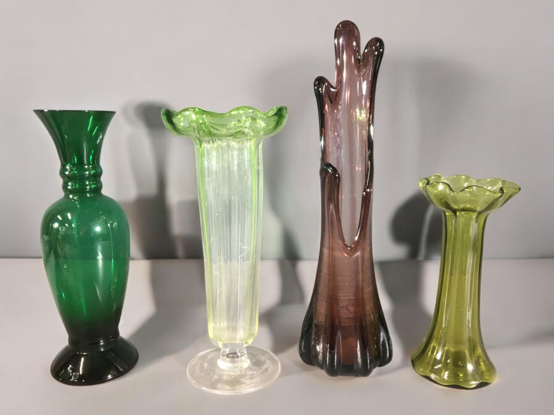 Mid Century and Earlier Glass Vases. Ruffle Edged, Opaline Glass, Hand Blown Examples etc...13 in To - Bild 2 aus 5