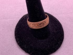 9ct Gold Ring with Engraved Decoration - Size O - 4g