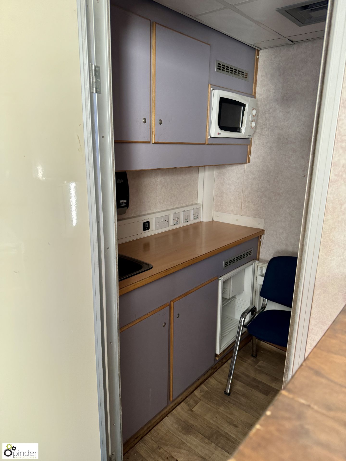 Trailer type Accommodation Unit, comprising office 3000mm x 2450mm, with window door, plug points, - Image 28 of 33