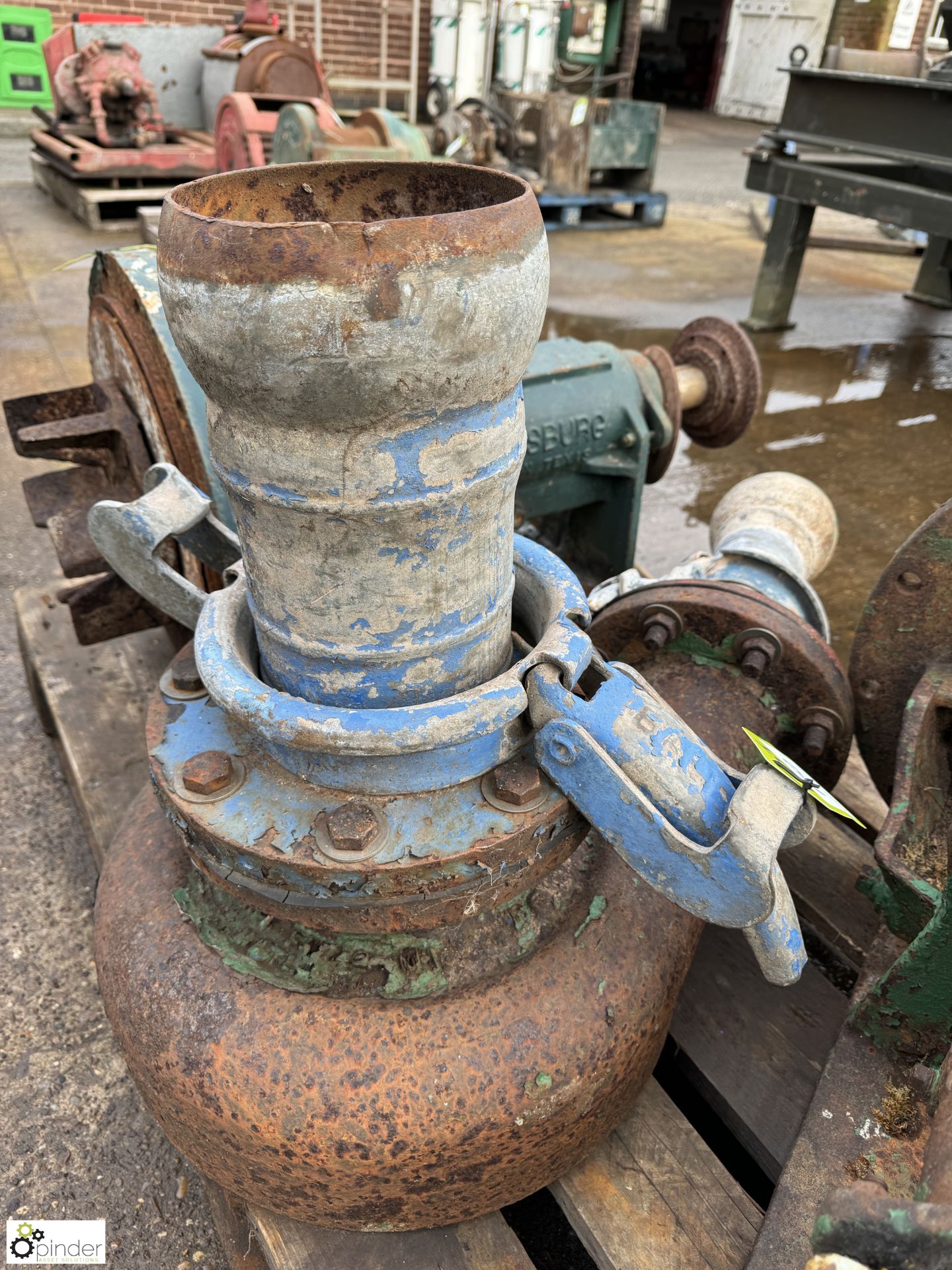 Pump with pipe connectors (LOCATION: Nottingham – collection Monday 18 March and Tuesday 19 March by - Bild 3 aus 4