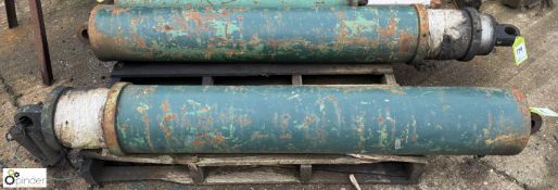 Pair Hydraulic Rams (LOCATION: Nottingham – collection Monday 18 March and Tuesday 19 March by