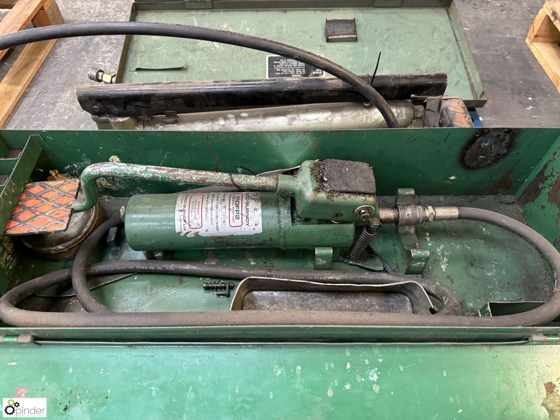 2 manual hydraulic Pumps (LOCATION: Carlisle – collection Tuesday 19 March and Wednesday 20 March by - Image 2 of 5